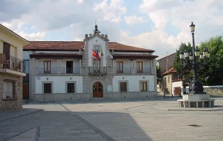 Vista de la fachada del Ayuntamiento de Los Molinos en Madrid